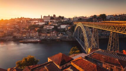 Pogledajte Porto S Rijekom Douro I Poznatim Mostom Luisa I., Portugal